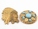 deux broches en or et turquoise sur un fond blanc