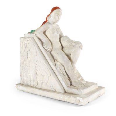 statue représentant une femme assise sur un bloc de pierre, avec un oiseau perché sur son bras