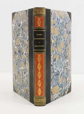 un livre posé sur une table