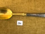 une cuillère et une cuillère sur laquelle est collé un autocollant