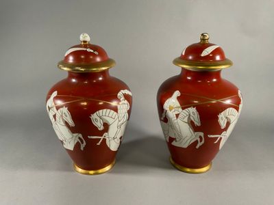 BOUVINES Paire de vases balustres en porcelaine polychrome à…