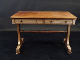 un bureau en bois avec deux tiroirs et un tiroir en dessous