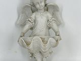 une statue représentant un ange tenant une fleur dans un vase