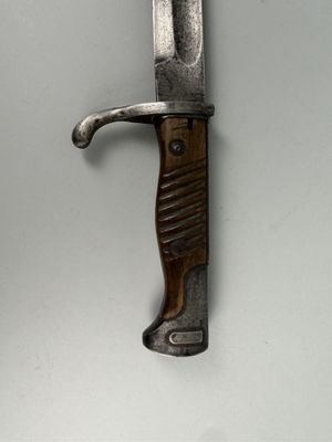 un couteau accroché au mur