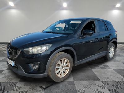 le mazda cx - 5 est garé sur un sol en damier