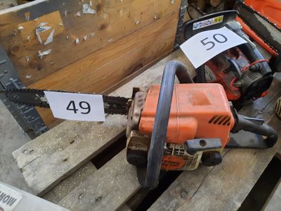 une tronçonneuse posée sur une palette en bois