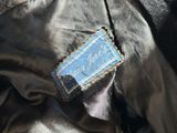 une photo en gros plan d'une veste sur laquelle figure une étiquette