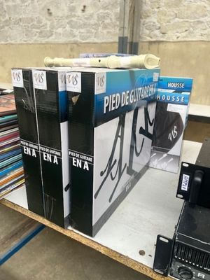 beaucoup d'appareils électroniques sur une table dans un magasin