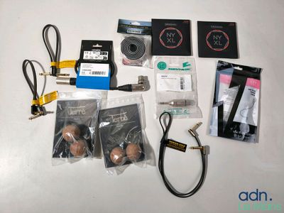 un grand nombre d'objets posés sur une table