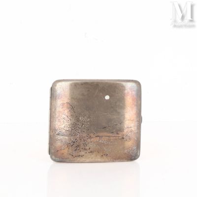 objet métallique argenté de forme carrée posé sur une surface blanche, sur fond blanc