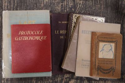 de nombreux livres posés sur une table