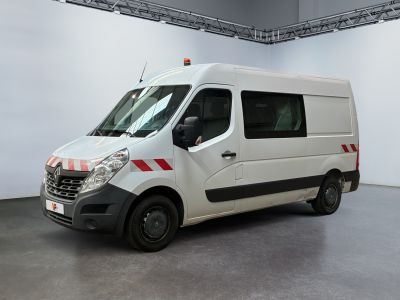 l'image d'une camionnette blanche garée dans un garage