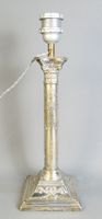Pied de lampe en métal argenté, figurant une colonne à décor…