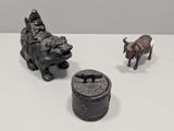trois figurines d'animaux posées sur une table