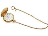 une image représentant une montre de poche en or avec une chaîne, sur fond blanc