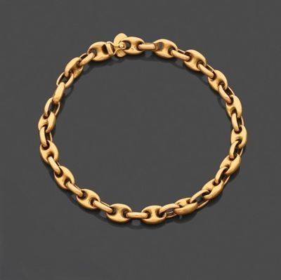 un bracelet en or composé d'un maillon et d'un fermoir