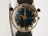gros plan d'une montre sur une surface blanche