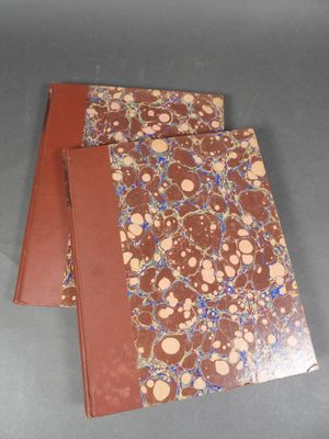 deux cahiers marron et bleu posés sur une table