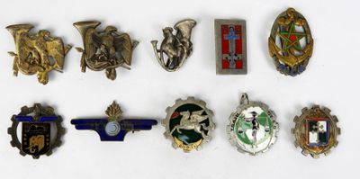 un grand nombre de badges sur une surface blanche