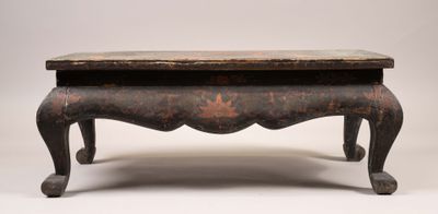 une vieille table en bois ornée d'un motif en forme d'étoile