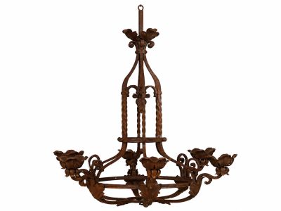 un vieux lustre en fer à quatre lumières suspendu au plafond