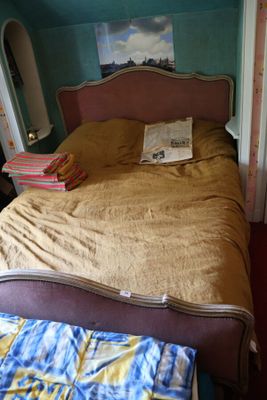 un lit sur lequel est posé un livre