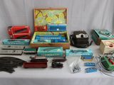de nombreux types de trains miniatures posés sur une table
