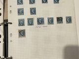 un cahier orné de timbres, posé sur une table