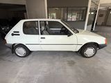 une photo d'une voiture blanche garée dans un garage