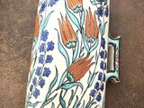 un vase avec des fleurs posé sur une table