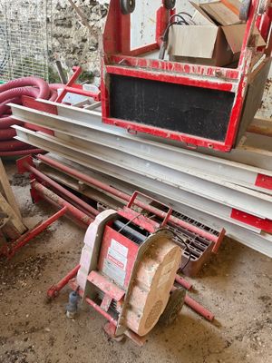une image d'une machine qui travaille sur un morceau de bois