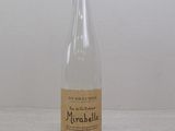 une bouteille de vin posée sur une table