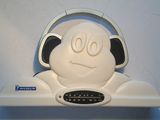 un appareil électronique blanc surmonté d'un casque audio