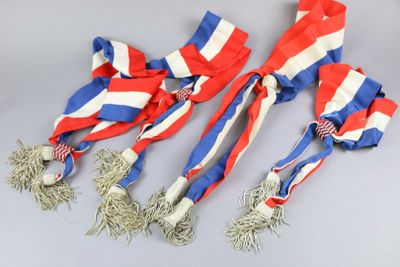trois cravates rouges, blanches et bleues ornées d'un drapeau