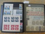 une photo d'un livre sur lequel figurent des timbres