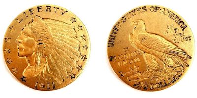 gros plan de deux pièces d'or sur une surface blanche