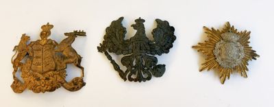 trois types différents d'insignes militaires présentés sur un fond blanc