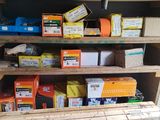 de nombreux outils de toutes sortes sur les étagères du garage