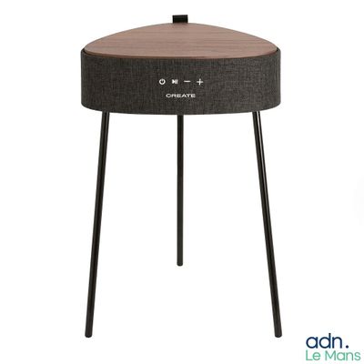 un gros plan d'une table sur laquelle est posé un haut-parleur