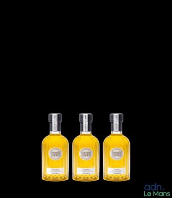 trois flacons de parfum sur fond noir