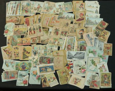 une pile de vieilles cartes postales sur une table