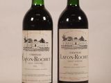 deux bouteilles de vin posées l'une à côté de l'autre sur une table