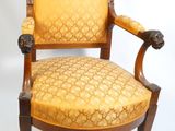 une image représentant une chaise en bois dont l'assise est rembourrée de jaune