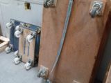 plusieurs bagages posés sur le sol à côté d'une fenêtre
