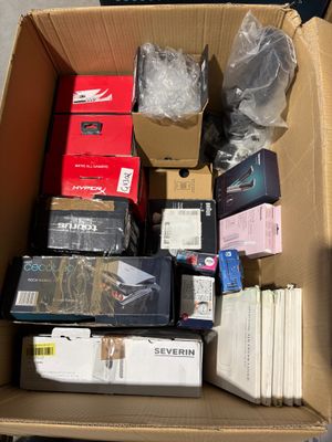 une boîte en carton remplie de matériel électronique sur le sol