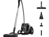 photo en noir et blanc d'un aspirateur et de ses accessoires pour la maison