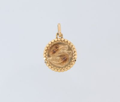 une pièce d'or sur laquelle figure, au centre, le visage d'une femme