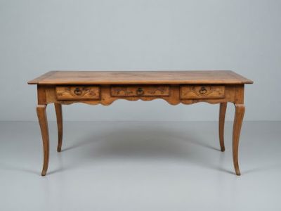 un vieux bureau en bois avec deux tiroirs et un tiroir en dessous