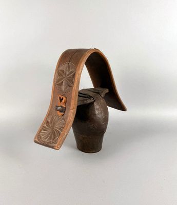 Grande cloche en bronze et bois sculpté. - Photo 1