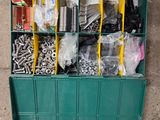 une boîte verte remplie d'un assortiment de vis et d'écrous